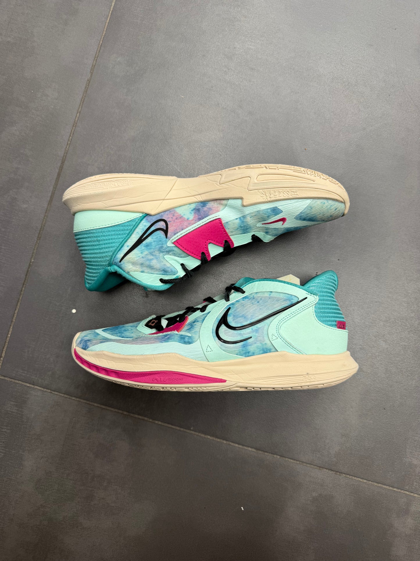 Nike Kyrie Low 5 "Community" (PREOWNED)