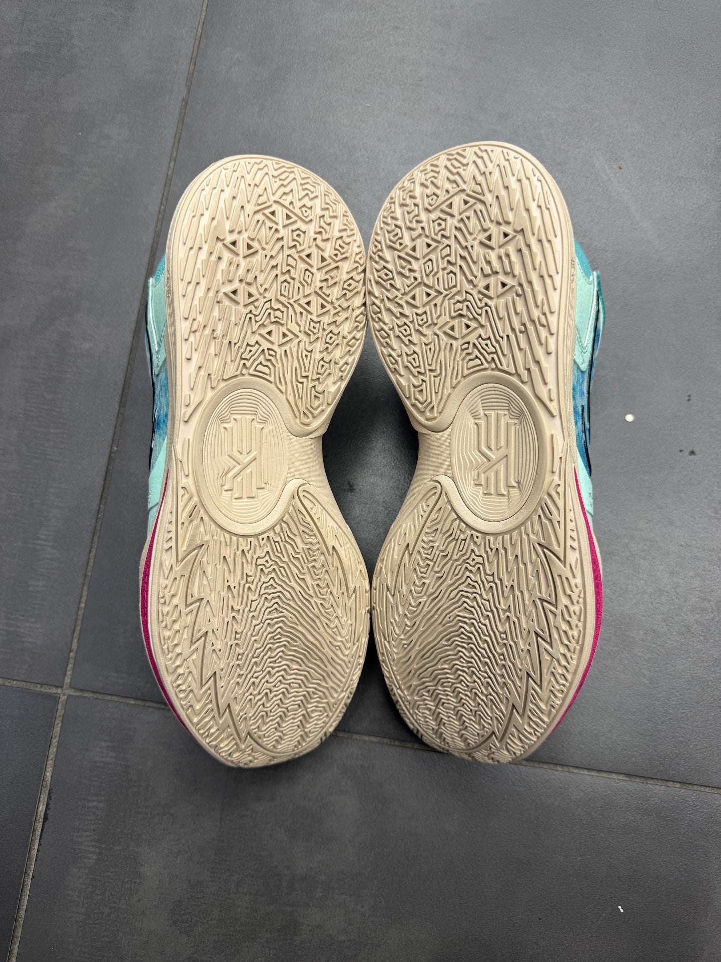 Nike Kyrie Low 5 "Community" (PREOWNED)